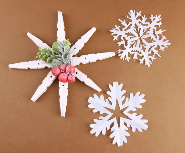 Belos flocos de neve no fundo marrom — Fotografia de Stock