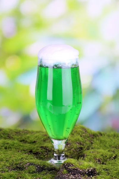 Bicchiere di birra verde per il giorno di San Patrizio sull'erba su sfondo naturale — Foto Stock