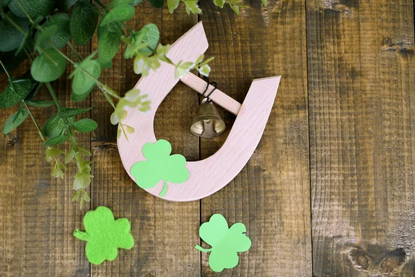 Horseshoe and clover on wooden table close-up — Stock Photo, Image