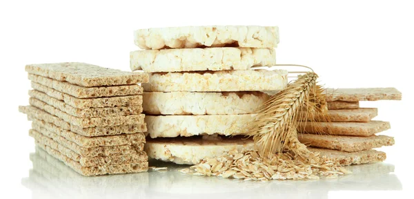 Вкусный хрустящий хлеб, изолированный на белом — стоковое фото