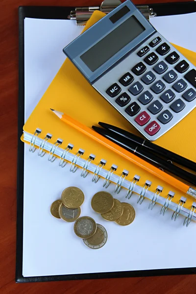 Office supplies en geld close-up — Stockfoto