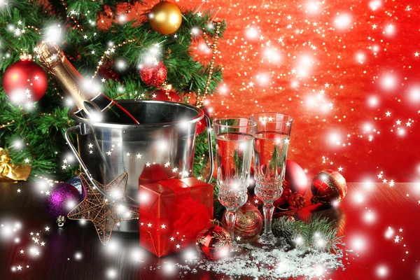 Komposition mit Weihnachtsdekoration und zwei Sektgläsern, auf hellem Hintergrund — Stockfoto