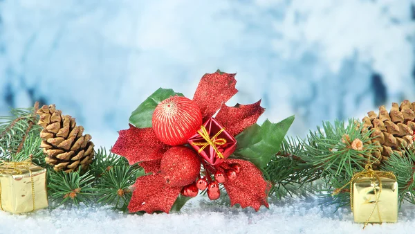 Composición de las decoraciones navideñas sobre fondo de invierno claro — Foto de Stock