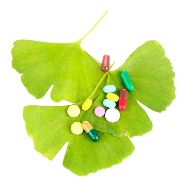 Ginkgo biloba leaves and pills isolated on white — Stock Photo, Image