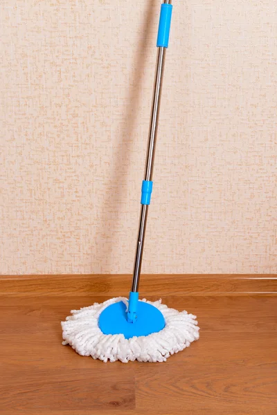 Limpieza de la casa con fregona — Foto de Stock