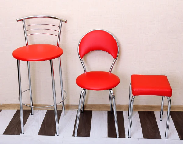 Bel intérieur avec des chaises modernes en cuir sur plancher de bois — Photo