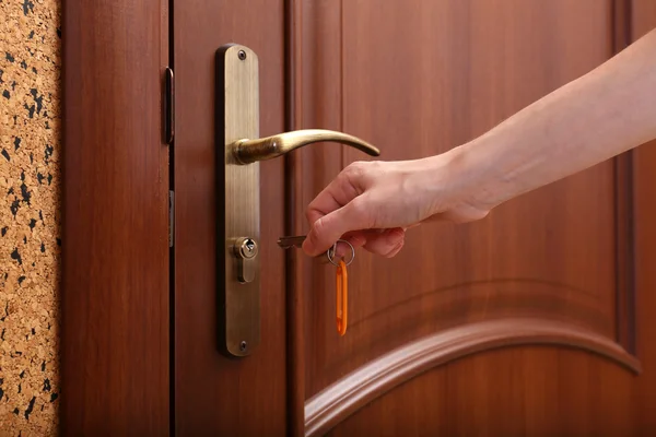 Замикання або розблокування дверей з ключем в руці — стокове фото
