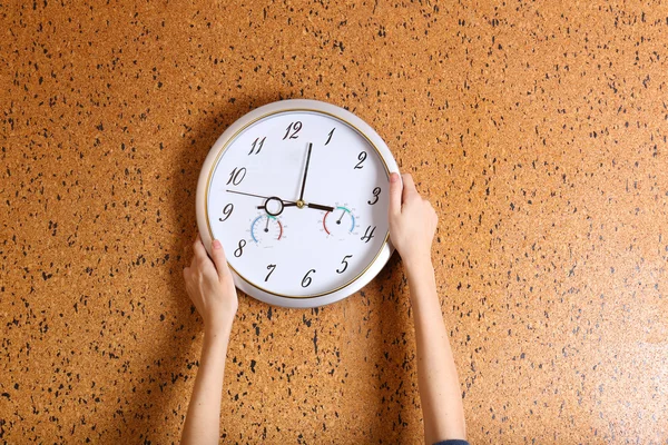 Reloj sobre fondo de pared — Foto de Stock