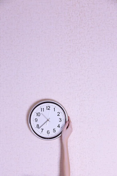 Reloj sobre fondo de pared — Foto de Stock