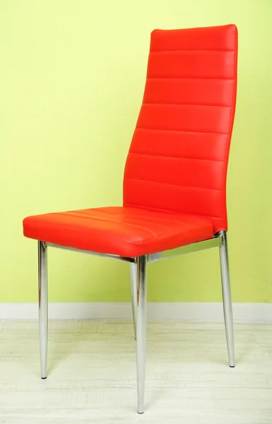 Moderní barevné židle v prázdné místnosti na stěnu pozadí — Stock fotografie