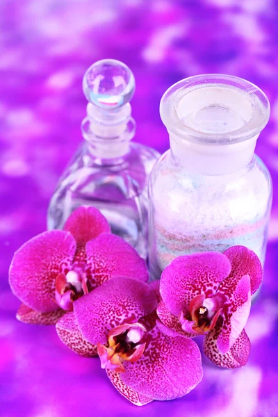 Hermoso entorno de spa con orquídea sobre fondo morado —  Fotos de Stock