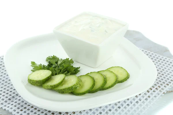 Salatalık yoğurt kapta, beyaz, beyaz izole — Stok fotoğraf