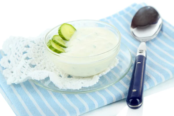 Yogur de pepino en un tazón, aislado en blanco —  Fotos de Stock