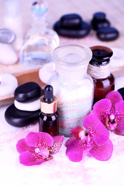 Prachtige spa omgeving met orchid op witte houten tafel close-up — Stockfoto