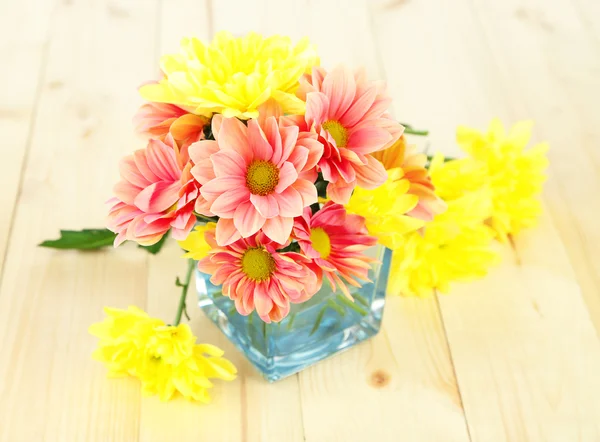 Chrysanthemum květiny ve váze na dřevěný stůl detail — Stock fotografie