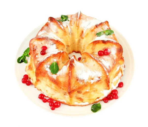 Вкусный домашний торт с ягодами и мятой, изолированный на белом — стоковое фото