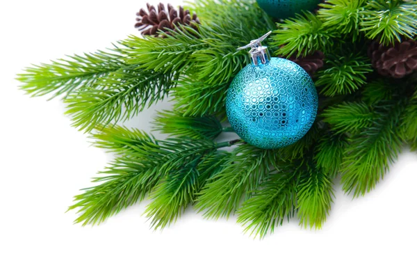 Bola de Navidad sobre abeto, aislada sobre blanco — Foto de Stock