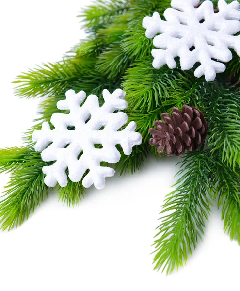 Kerstmis sneeuwvlokken op fir boom, geïsoleerd op wit — Stockfoto