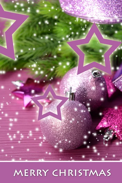 Bolas de Natal na árvore de abeto, no fundo de cor — Fotografia de Stock