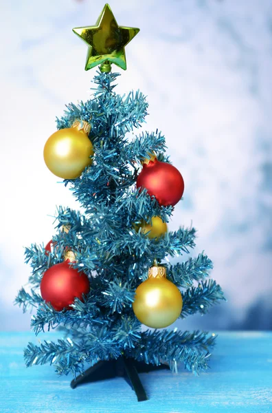 Dekorativer Weihnachtsbaum, auf hellem Hintergrund — Stockfoto