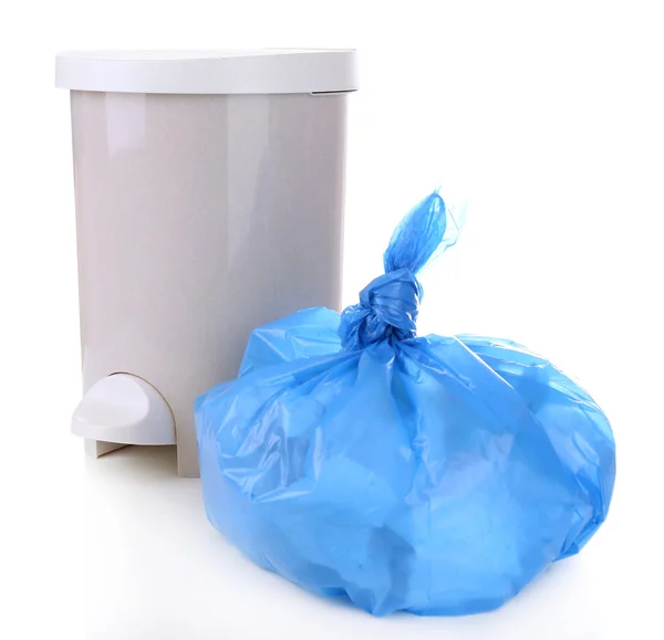 Lixeira e saco de lixo de plástico, isolado em branco — Fotografia de Stock