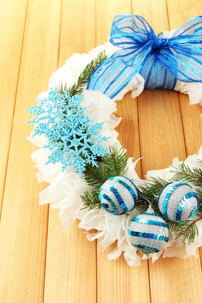 Couronne de Noël sur fond en bois — Photo