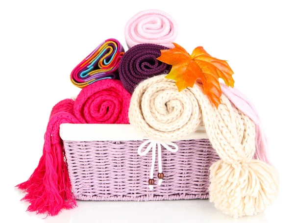 Sciarpe a maglia calda in cestino isolato su bianco — Foto Stock