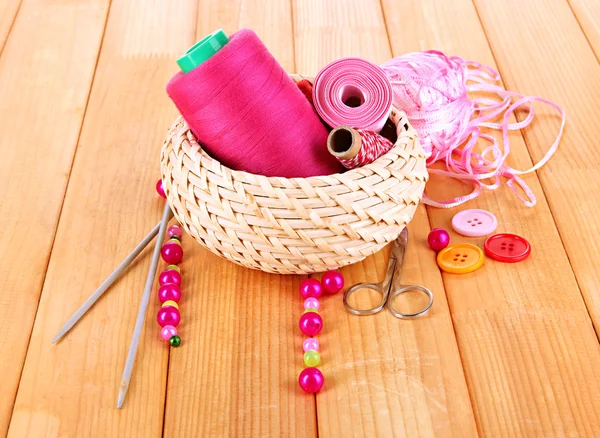 Fournitures artisanales dans le panier sur table en bois close-up — Photo