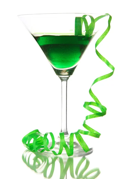 Glas cocktail en streamer na partij geïsoleerd op wit — Stockfoto