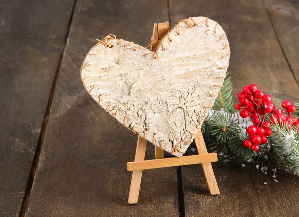 Dekorativní srdce na stojanu, na dřevěné pozadí — Stock fotografie