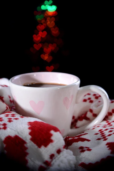 Taza de café a cuadros sobre fondo oscuro — Foto de Stock