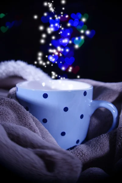 Чашка кофе с клеткой на темном фоне — стоковое фото
