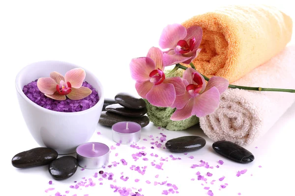Натюрморт с красивым цветущим цветком орхидеи, полотенца и миска с морской солью, изолированные на белом — стоковое фото