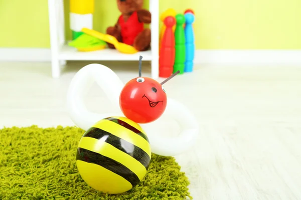 Globo simple animales y otros juguetes en estantes, sobre fondo brillante —  Fotos de Stock