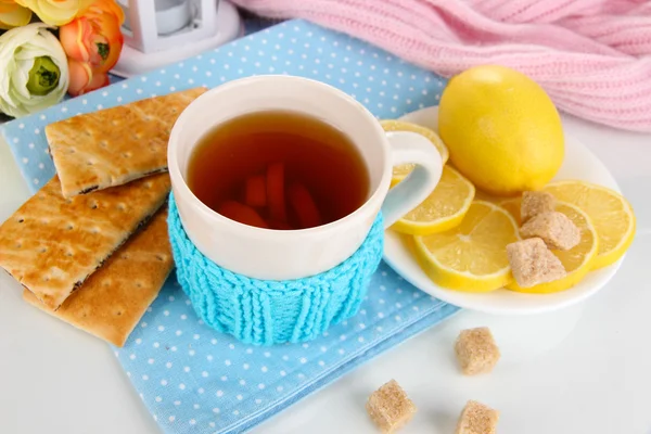 Csésze tea citrommal közelről — Stock Fotó