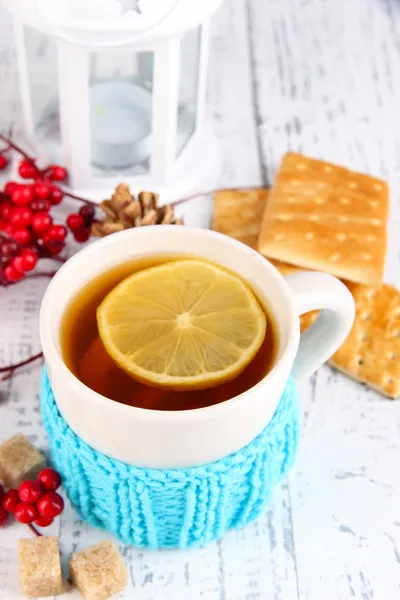 Taza de té con limón de cerca —  Fotos de Stock