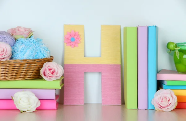 Shelf decorated with handmade knit letter — Stock Photo, Image