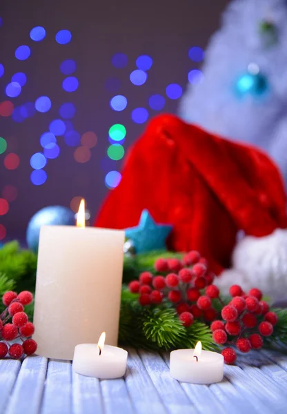 Velas e decoração de Natal no fundo brilhante — Fotografia de Stock