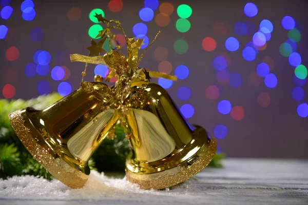 Weihnachtsdekoration auf Holztisch, auf hellem Hintergrund — Stockfoto