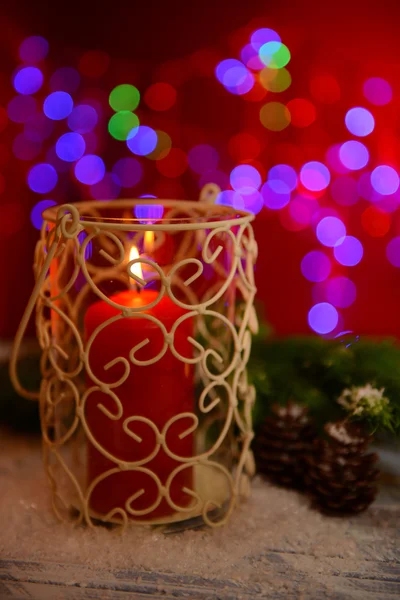 Candela e bocciolo di albero di Natale su tavolo di legno su sfondo luminoso — Foto Stock