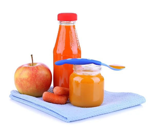 Comida para bebés con zanahoria y manzana en frascos de vidrio, aislados en blanco —  Fotos de Stock