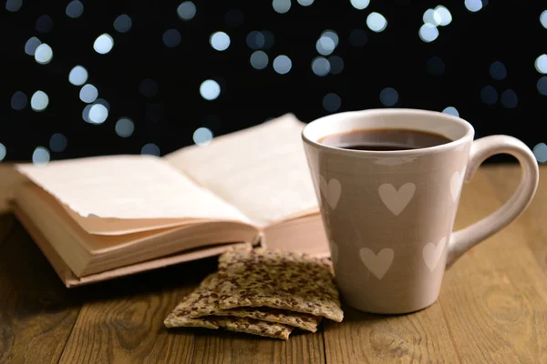 Composition du livre avec tasse de café sur table sur fond sombre — Photo