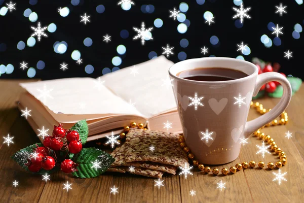 Samenstelling van boek met kop van koffie en Kerst decoraties op tafel op donkere achtergrond — Stockfoto