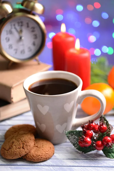 Composição de livro com xícara de café e decorações de Natal na mesa em fundo brilhante — Fotografia de Stock