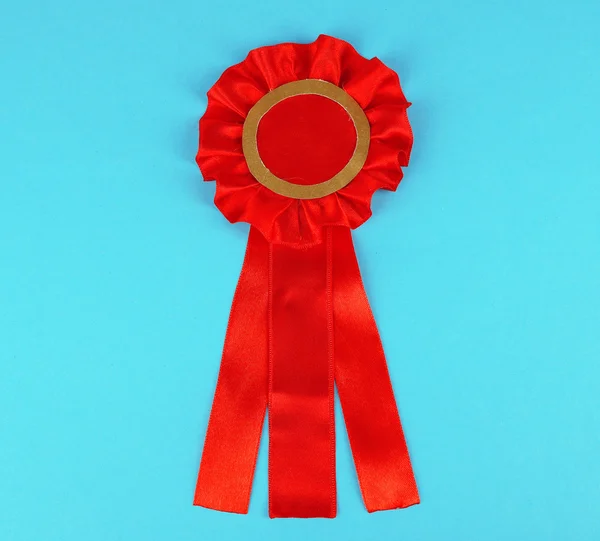 Fita vermelha é símbolo de sucesso e primeiro prêmio, em fundo de cor — Fotografia de Stock