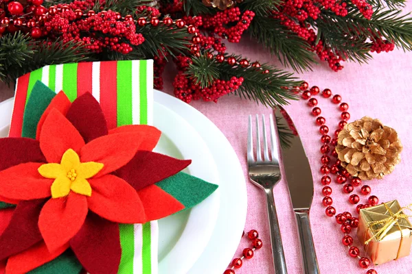 Cenário de mesa de Natal com decorações festivas close-up — Fotografia de Stock