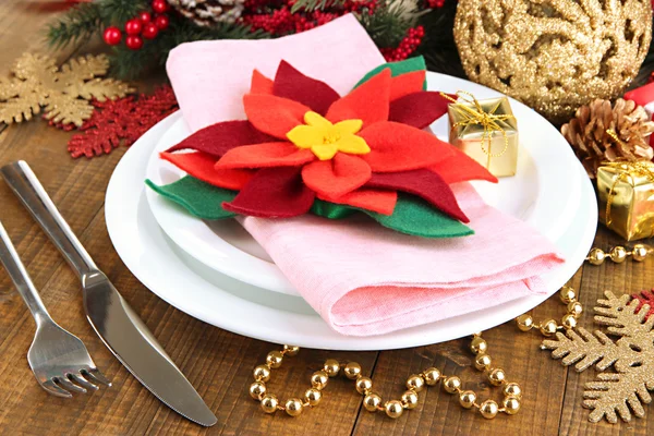 Weihnachtliche Tischdekoration mit festlicher Dekoration hautnah — Stockfoto