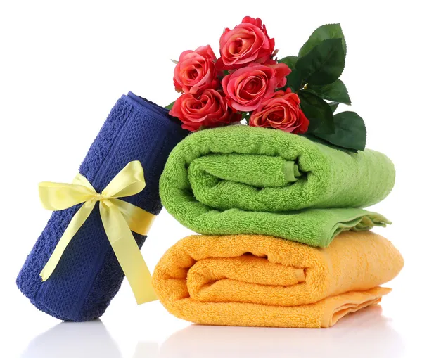 Barevné ručníky a květiny, izolované na bílém — Stock fotografie