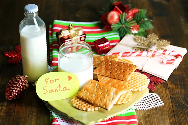 Ciasteczka i mleko dla santa. w tle drewniane — Zdjęcie stockowe