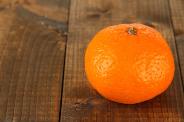 Zralé mandarinky na dřevěné pozadí — Stock fotografie